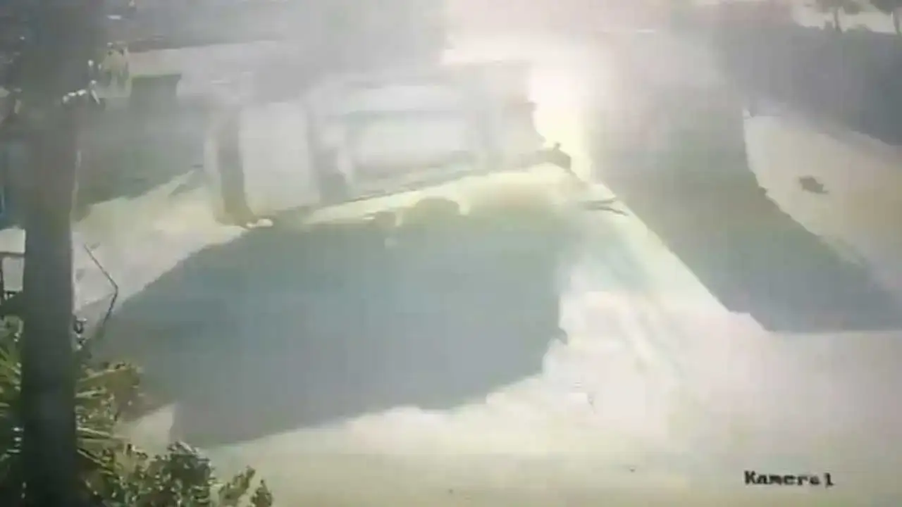 Alanya’da Çöp Kamyonu Çarpışma Sonrası Takla Atarak Devrildi 1